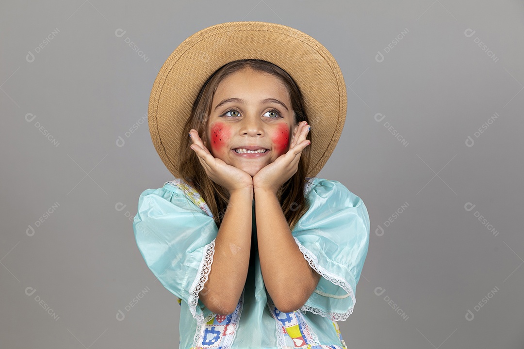 Garotinha usando roupas típicas festa junina sobre fundo isolado
