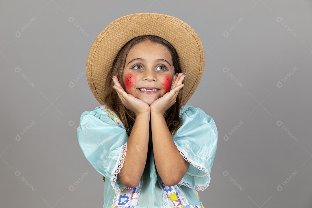 Garotinha usando roupas típicas festa junina sobre fundo isolado