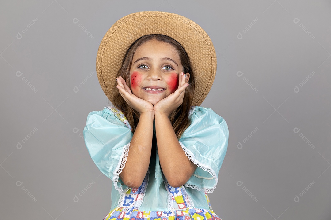 Garotinha usando roupas típicas festa junina sobre fundo isolado