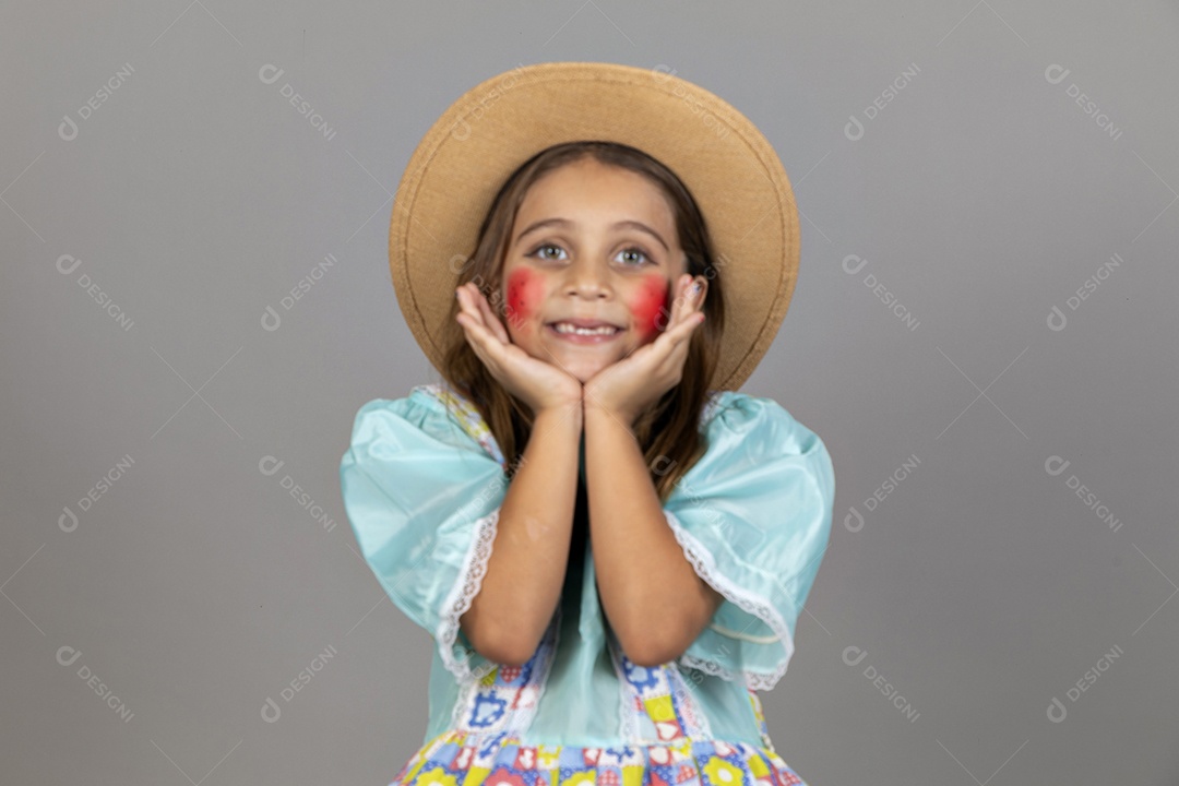 Garotinha usando roupas típicas festa junina sobre fundo isolado