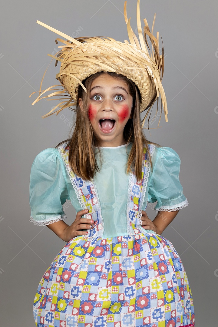 Garotinha usando roupas típicas festa junina sobre fundo isolado