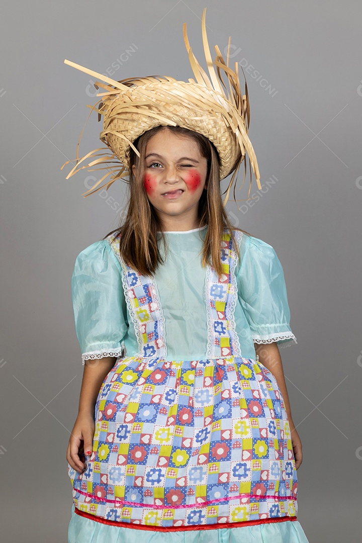 Garotinha usando roupas típicas festa junina sobre fundo isolado