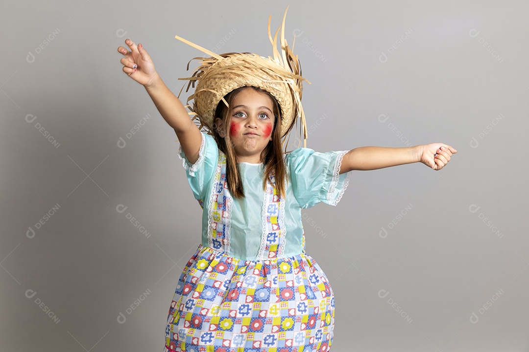 Garotinha usando roupas típicas festa junina sobre fundo isolado