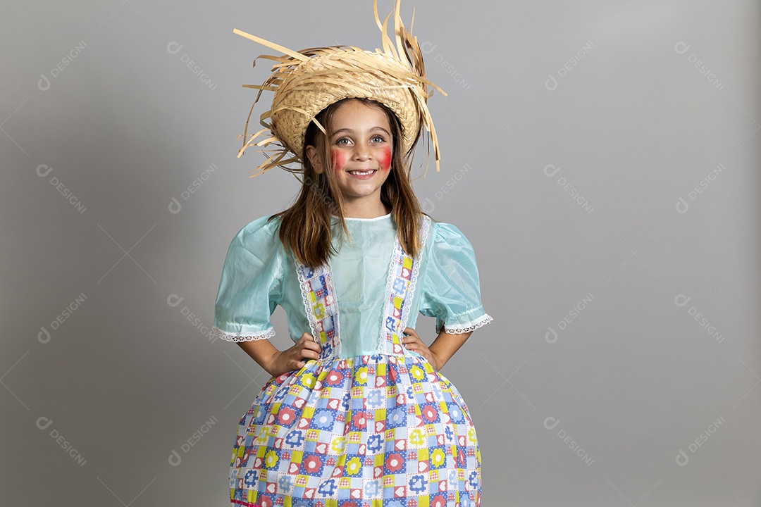 Garotinha usando roupas típicas festa junina sobre fundo isolado
