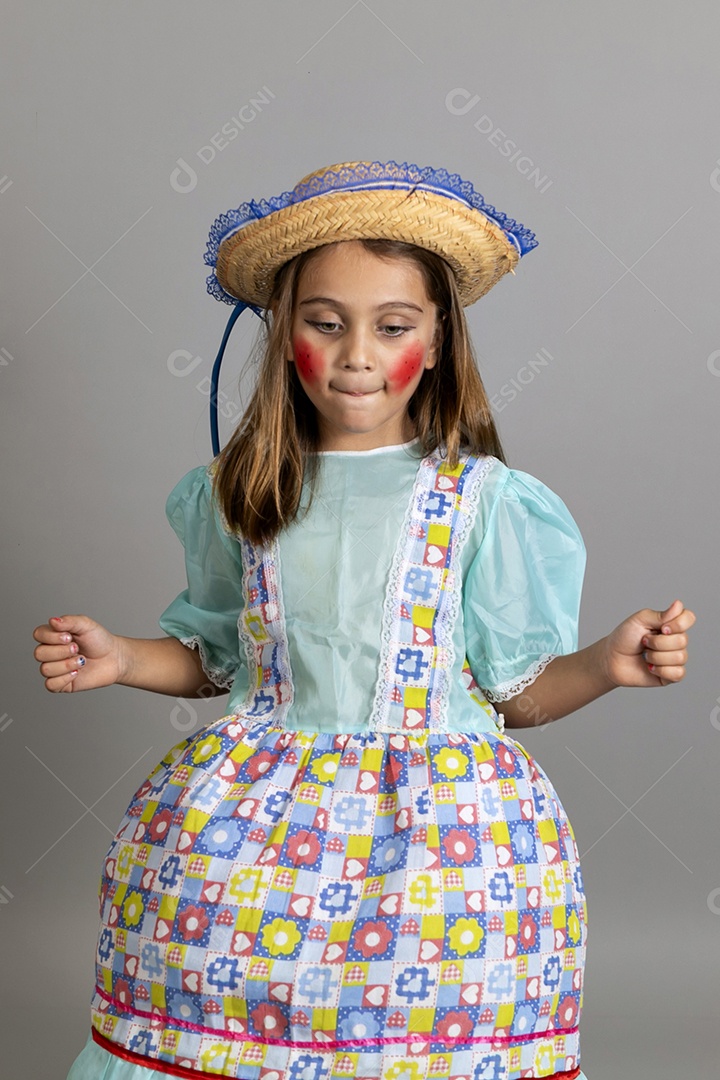 Garotinha usando roupas típicas festa junina sobre fundo isolado