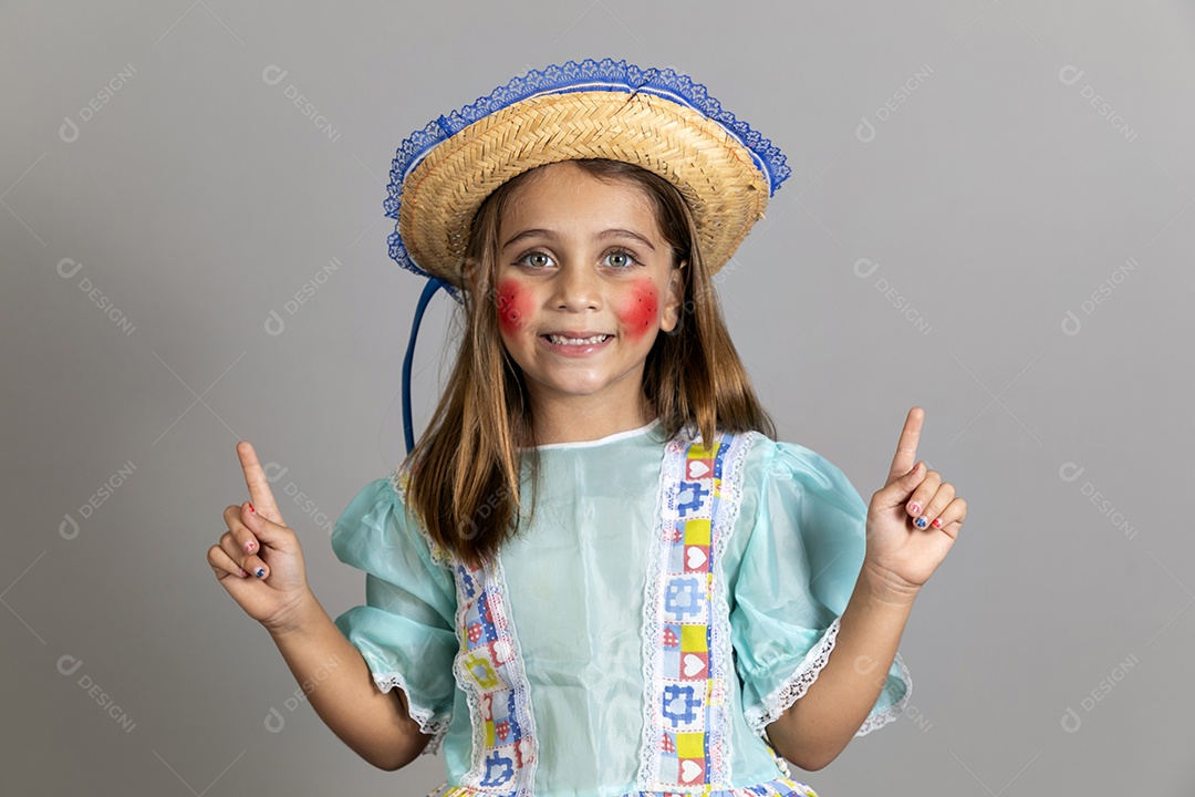 Garotinha usando roupas típicas festa junina sobre fundo isolado