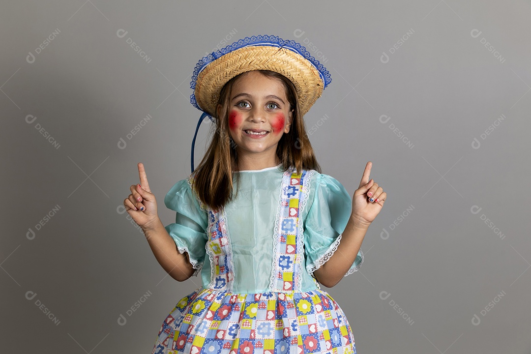 Garotinha usando roupas típicas festa junina sobre fundo isolado