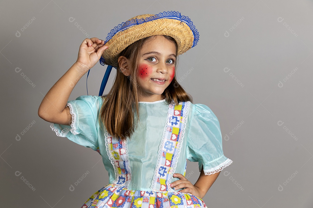 Garotinha usando roupas típicas festa junina sobre fundo isolado