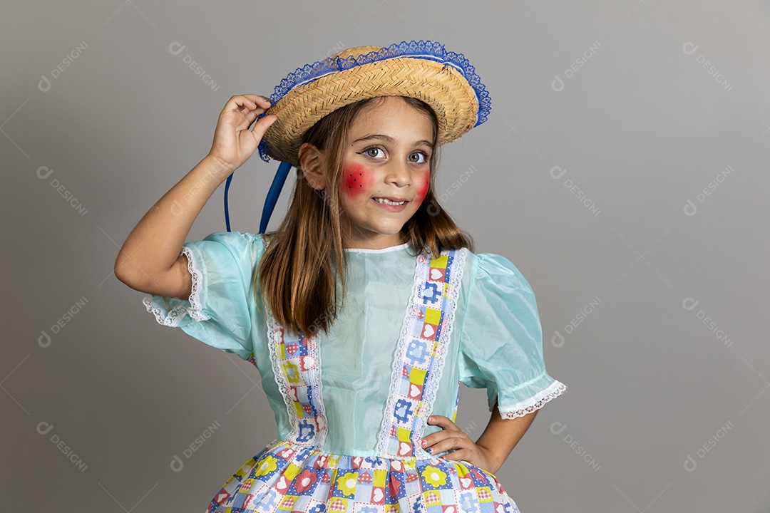 Garotinha usando roupas típicas festa junina sobre fundo isolado