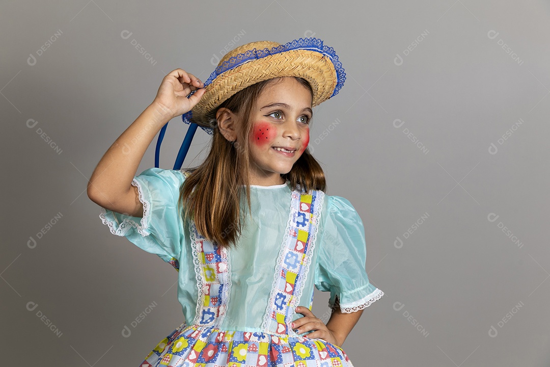 Garotinha usando roupas típicas festa junina sobre fundo isolado
