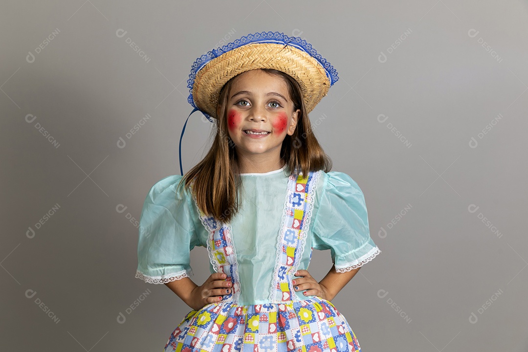 Garotinha usando roupas típicas festa junina sobre fundo isolado