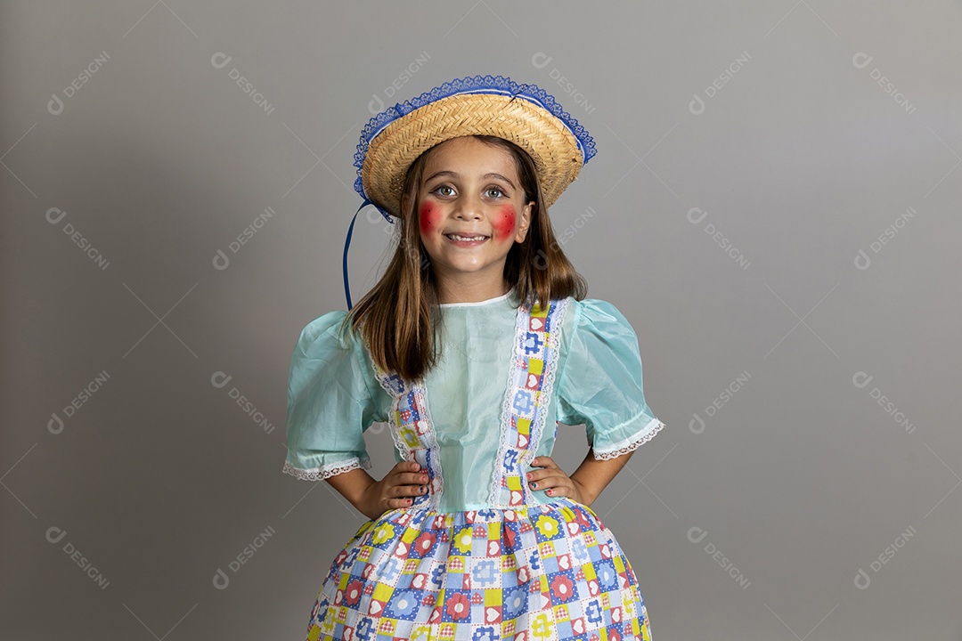 Garotinha usando roupas típicas festa junina sobre fundo isolado