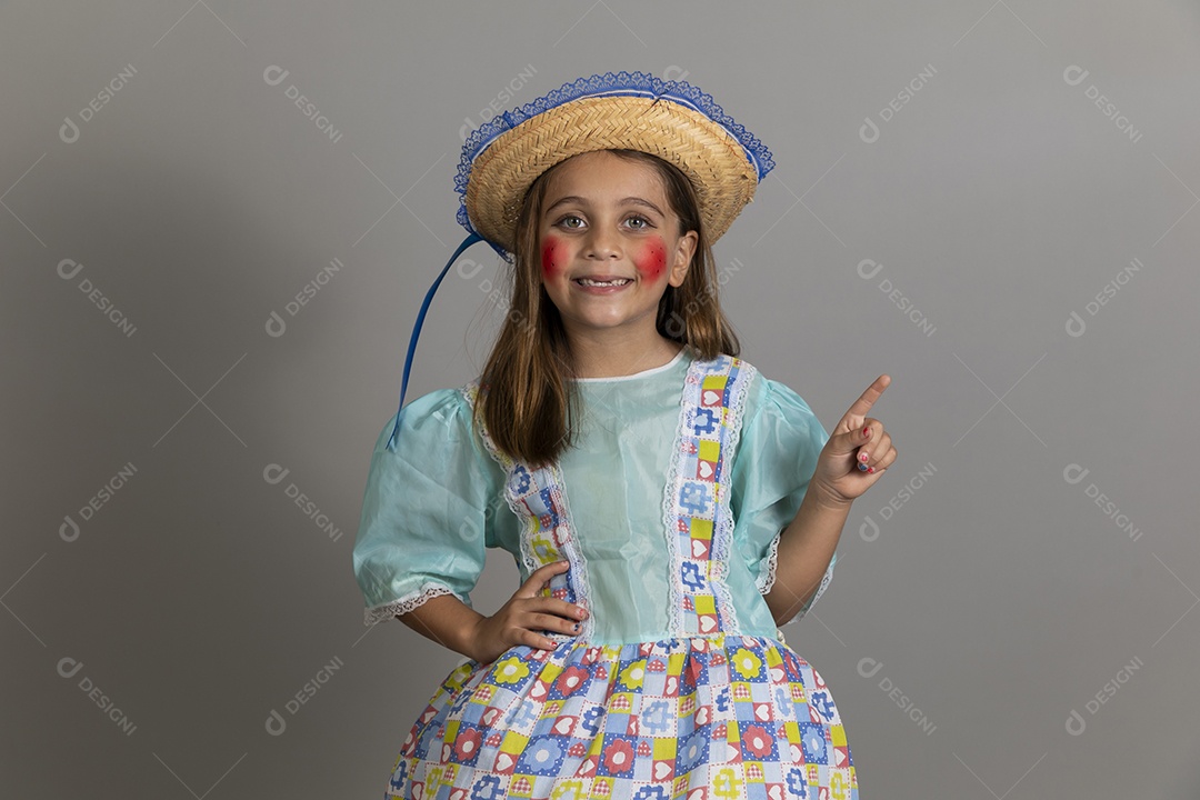 Garotinha usando roupas típicas festa junina sobre fundo isolado