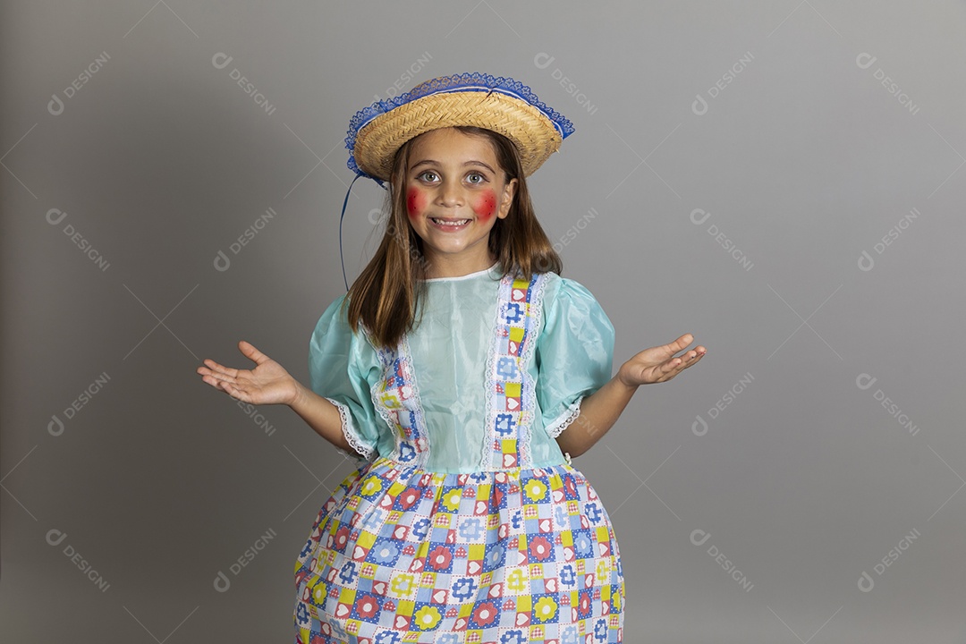 Garotinha usando roupas típicas festa junina sobre fundo isolado