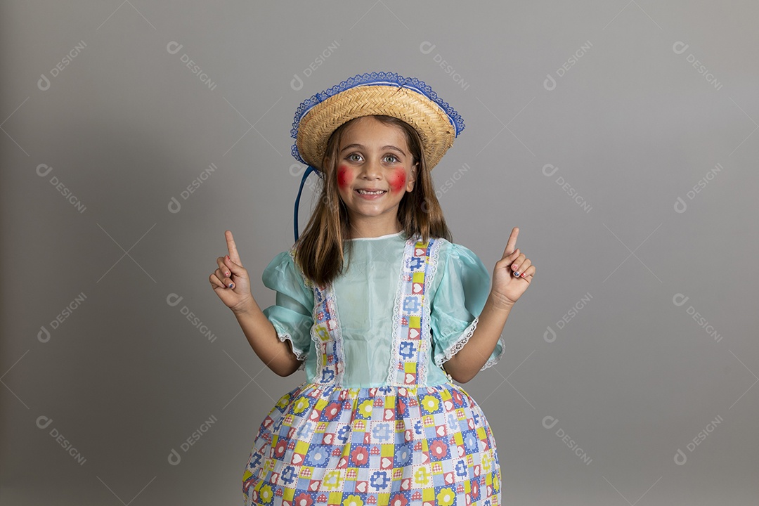 Garotinha usando roupas típicas festa junina sobre fundo isolado