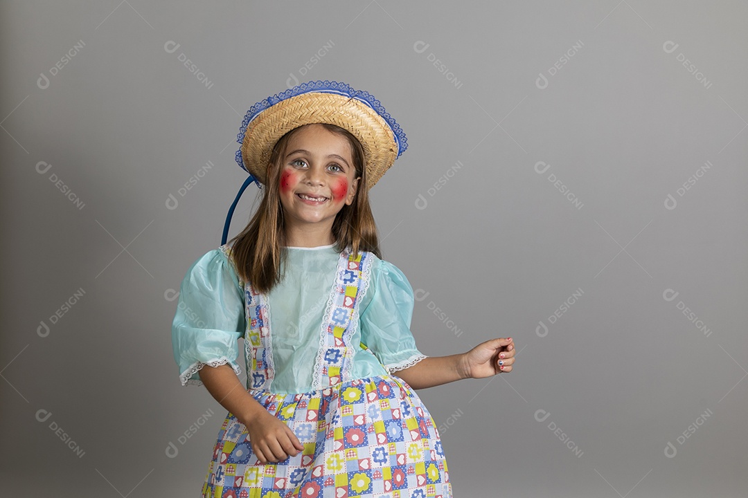 Garotinha usando roupas típicas festa junina sobre fundo isolado