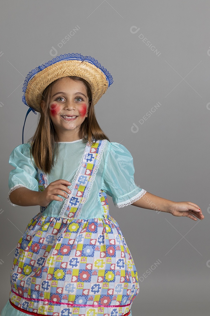 Garotinha usando roupas típicas festa junina sobre fundo isolado