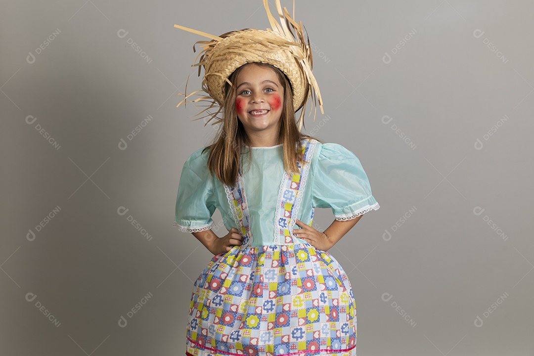 Garotinha usando roupas típicas festa junina sobre fundo isolado
