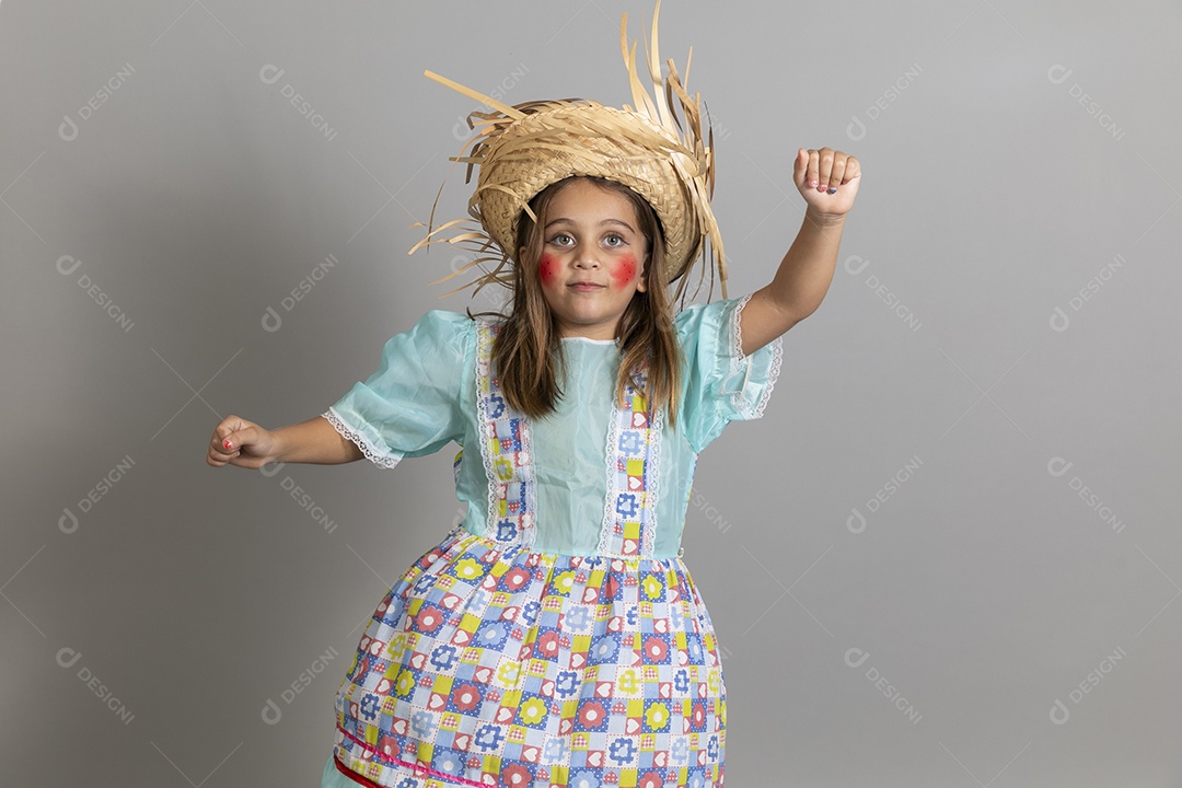 Garotinha usando roupas típicas festa junina sobre fundo isolado