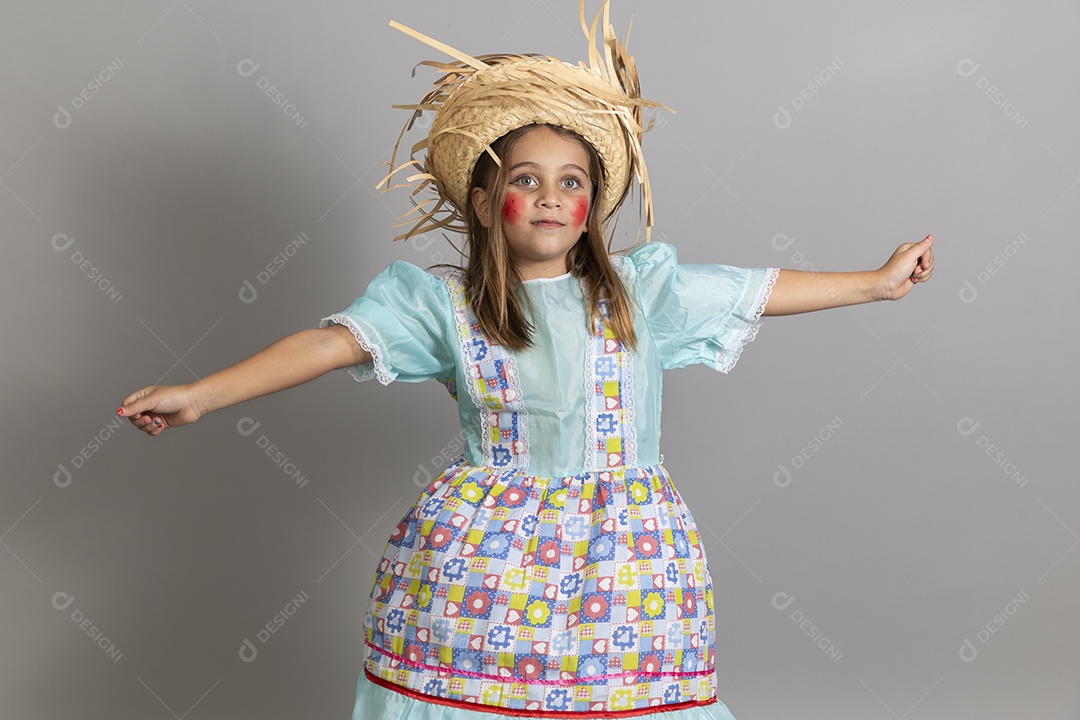 Garotinha usando roupas típicas festa junina sobre fundo isolado