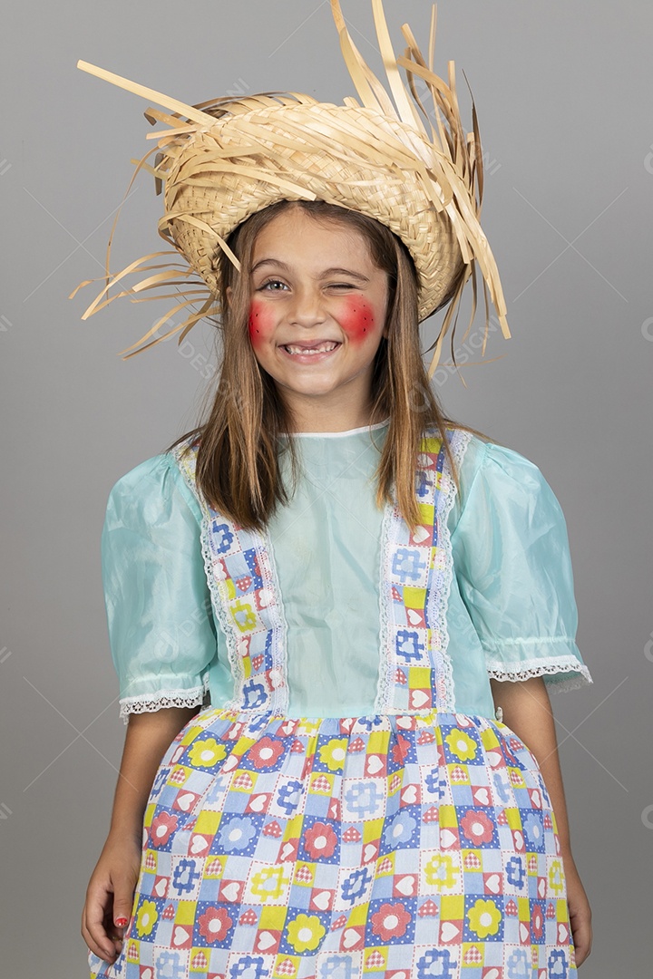 Garotinha usando roupas típicas festa junina sobre fundo isolado