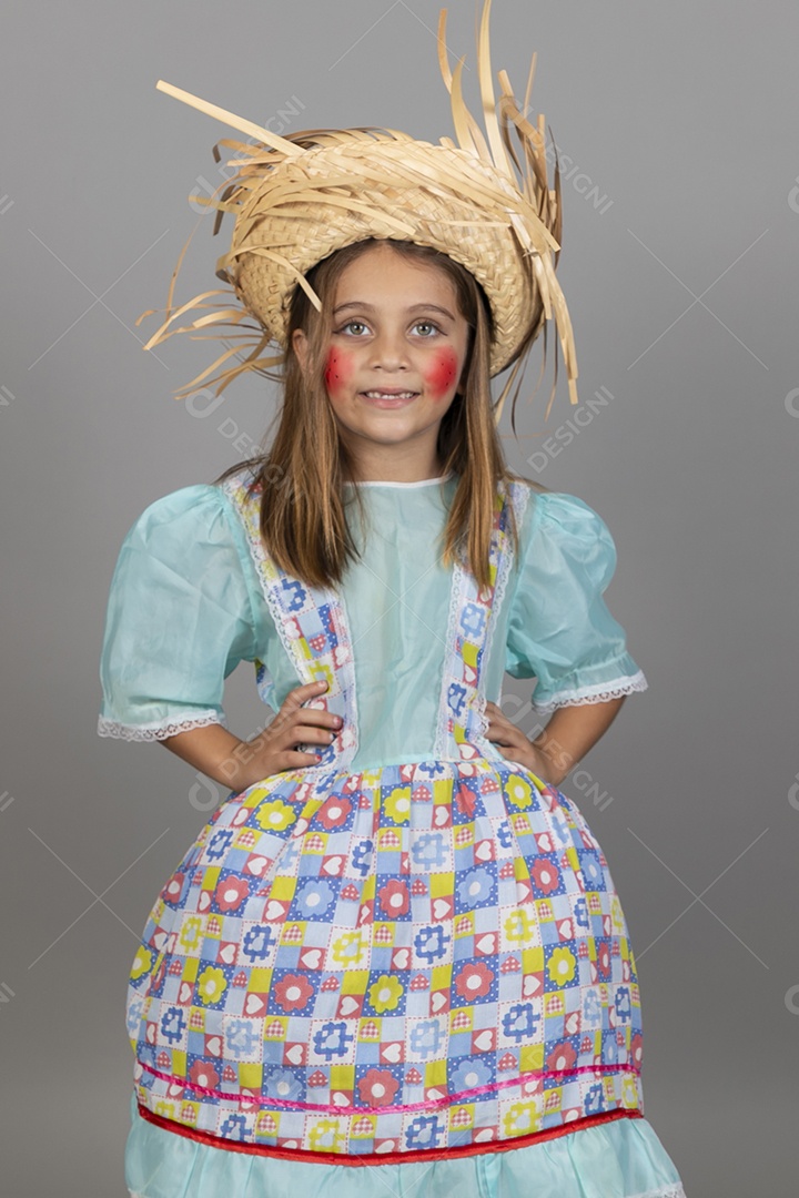 Garotinha usando roupas típicas festa junina sobre fundo isolado