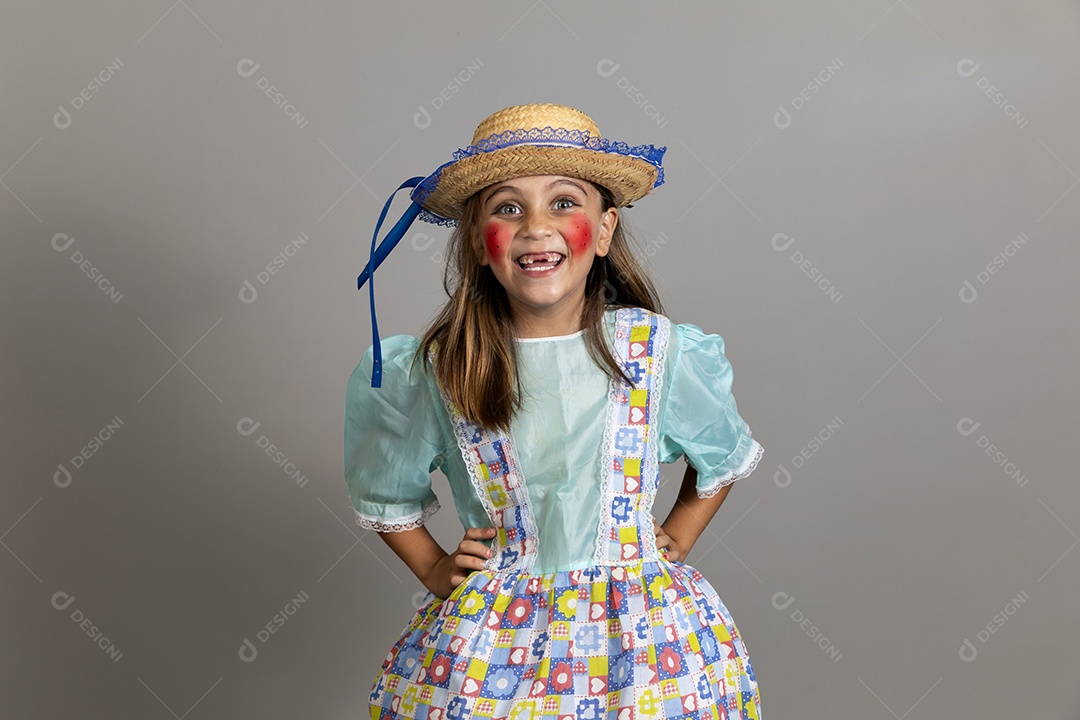Garotinha usando roupas típicas festa junina sobre fundo isolado