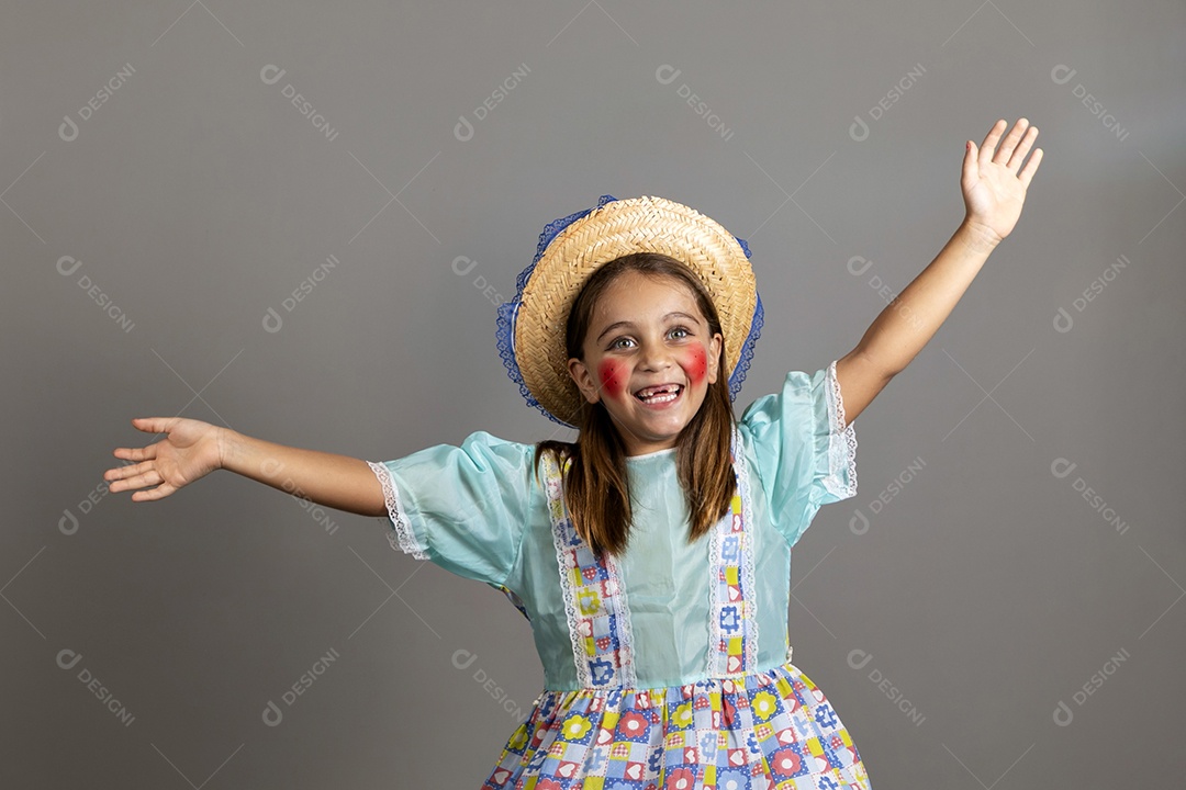 Garotinha usando roupas típicas festa junina sobre fundo isolado
