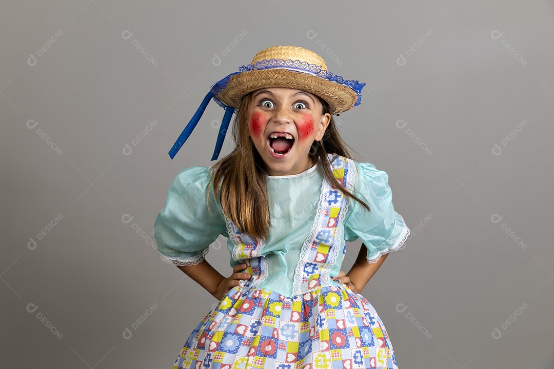 Garotinha usando roupas típicas festa junina sobre fundo isolado