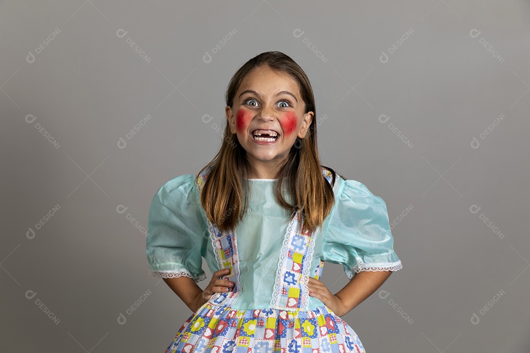 Garotinha usando roupas típicas festa junina sobre fundo isolado