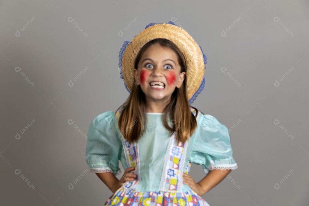 Garotinha usando roupas típicas festa junina sobre fundo isolado