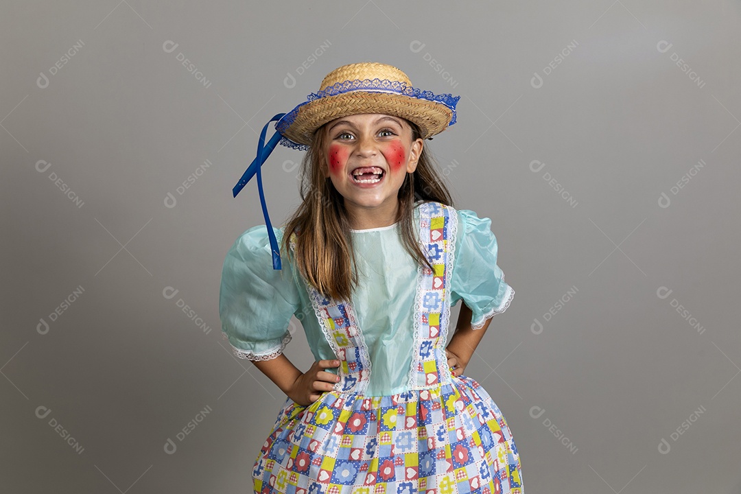Garotinha usando roupas típicas festa junina sobre fundo isolado