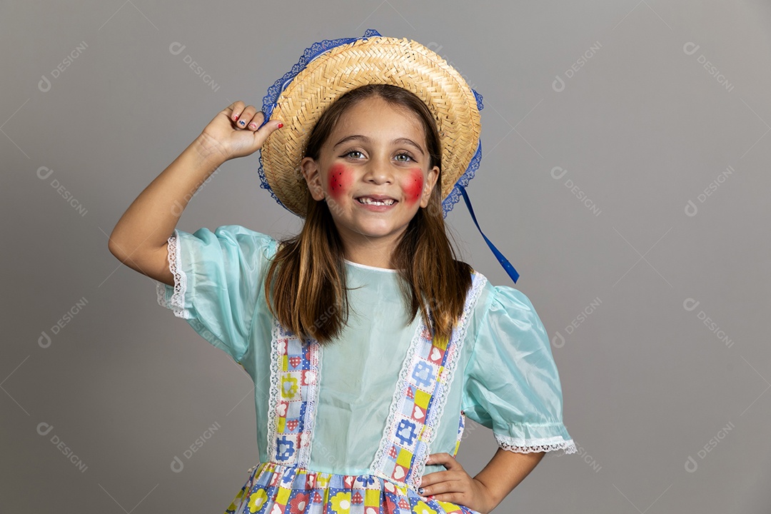 Garotinha usando roupas típicas festa junina sobre fundo isolado