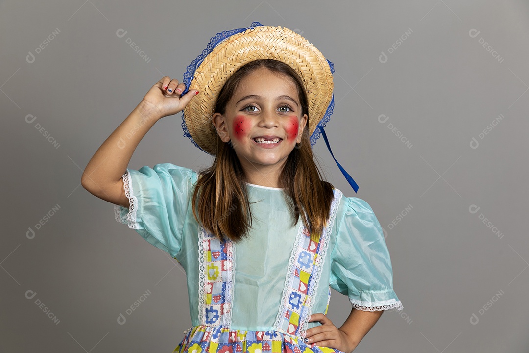 Garotinha usando roupas típicas festa junina sobre fundo isolado