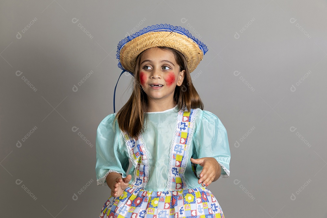 Linda garotinha usando trajes típicos de festa junina