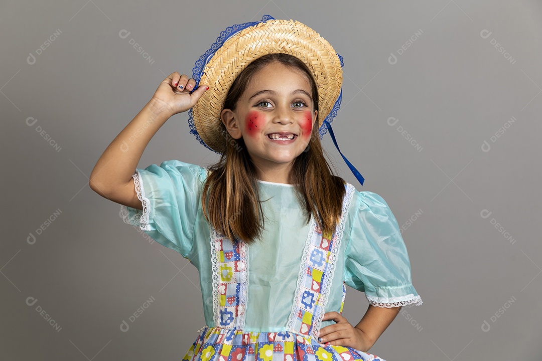 Linda garotinha usando trajes típicos de festa junina