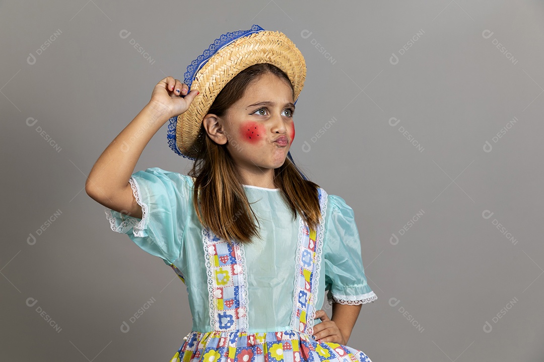 Linda garotinha usando trajes típicos de festa junina