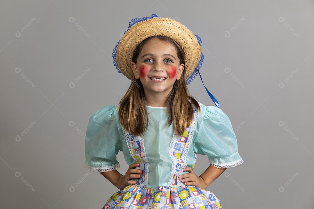 Linda garotinha usando trajes típicos de festa junina