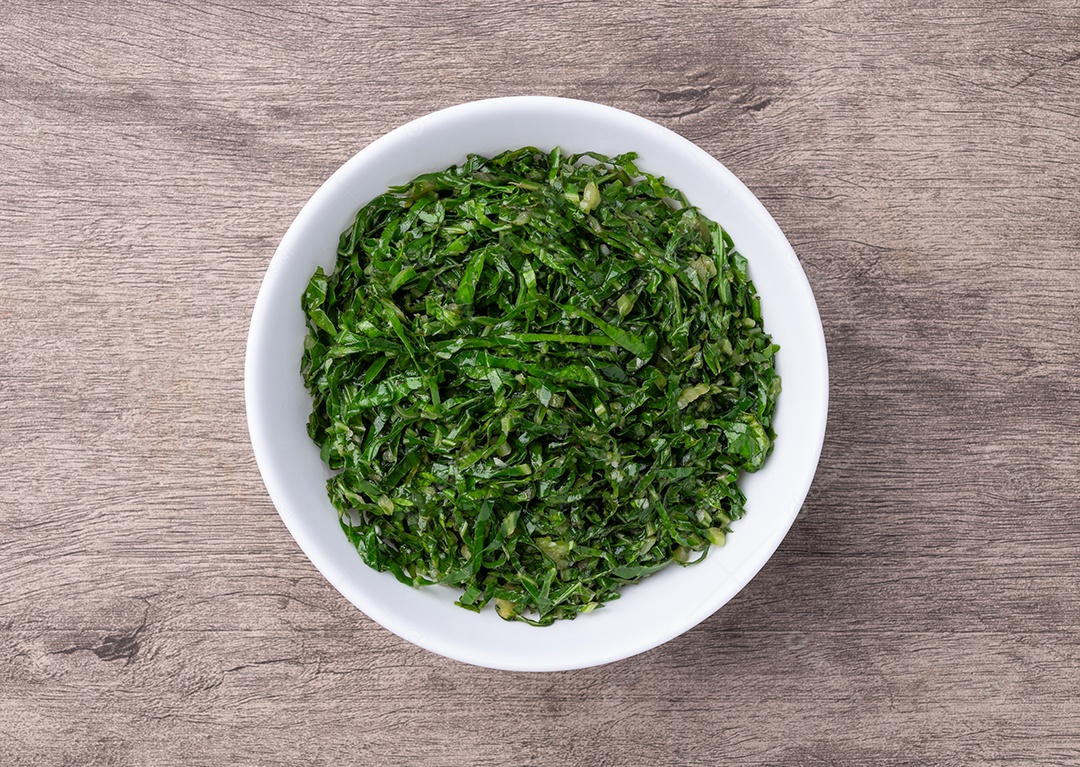 imagem mostra espinafre, uma hortaliça de folhas verdes escuras, rica em nutrientes