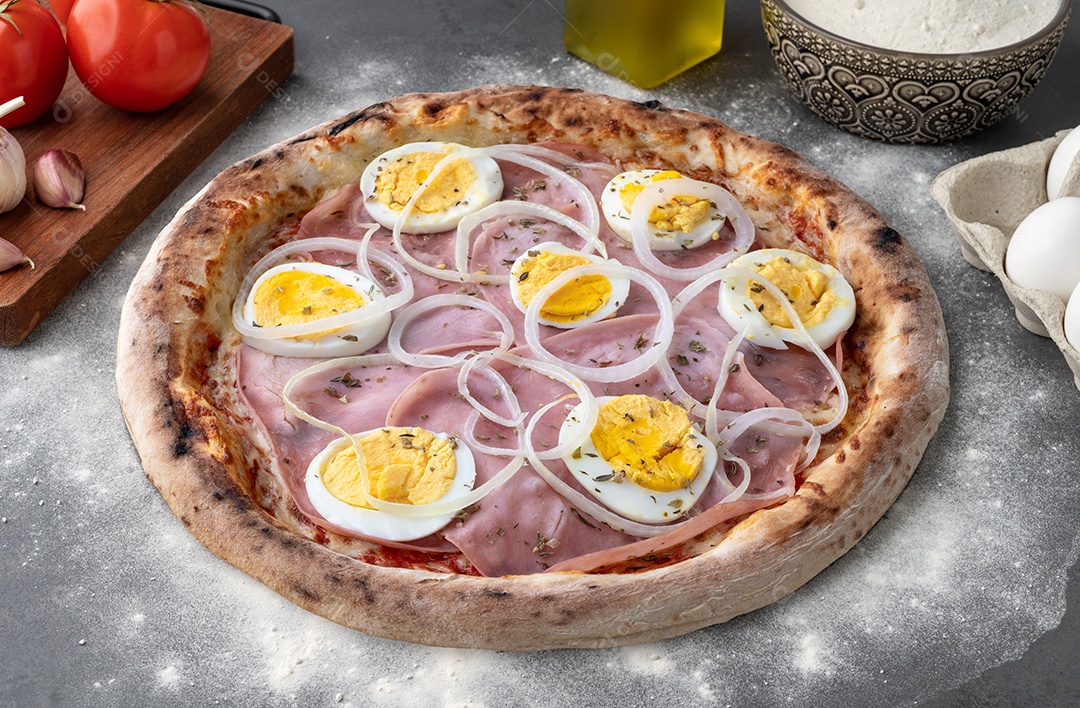 Pizza Portuguesa saborosa em uma mesa