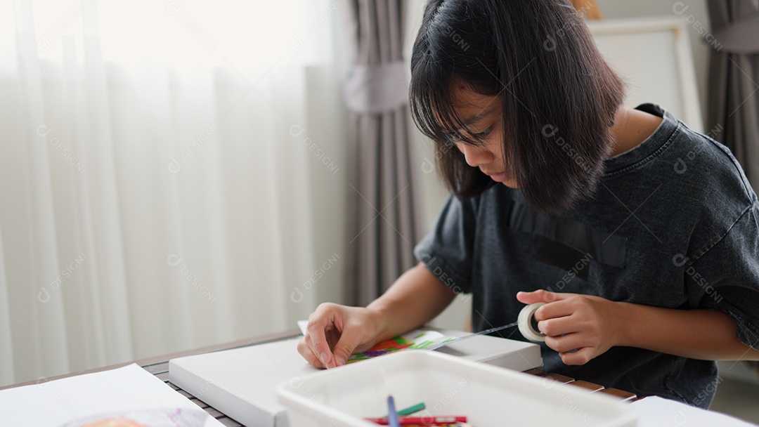 Meninas asiática estudando e desenhando em uma sala iluminada