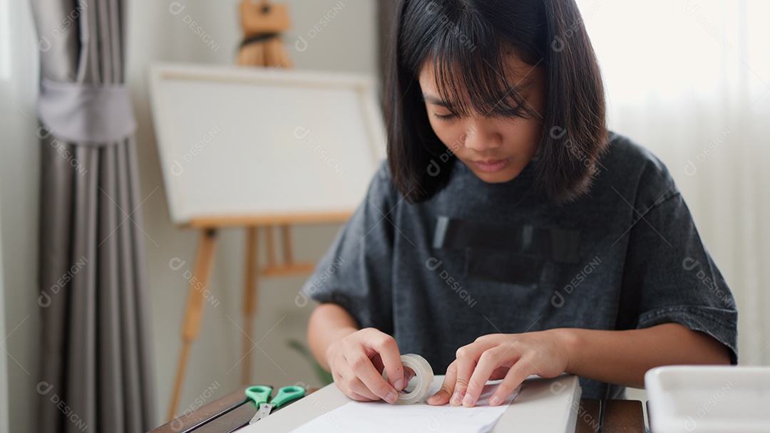 Meninas asiática estudando e desenhando em uma sala iluminada