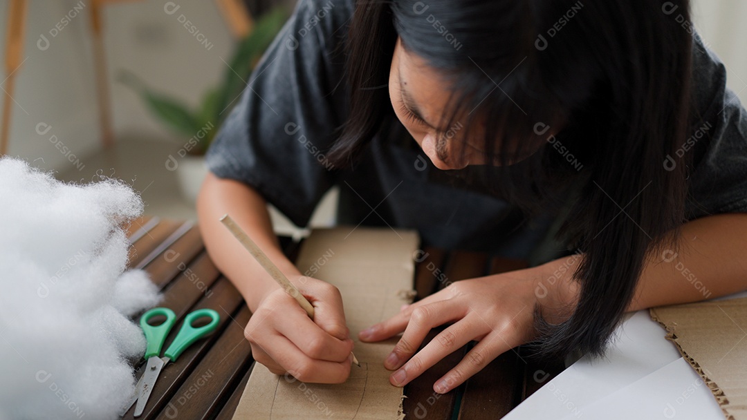 Meninas asiáticas fazendo atividades criativas de bricolage em casa