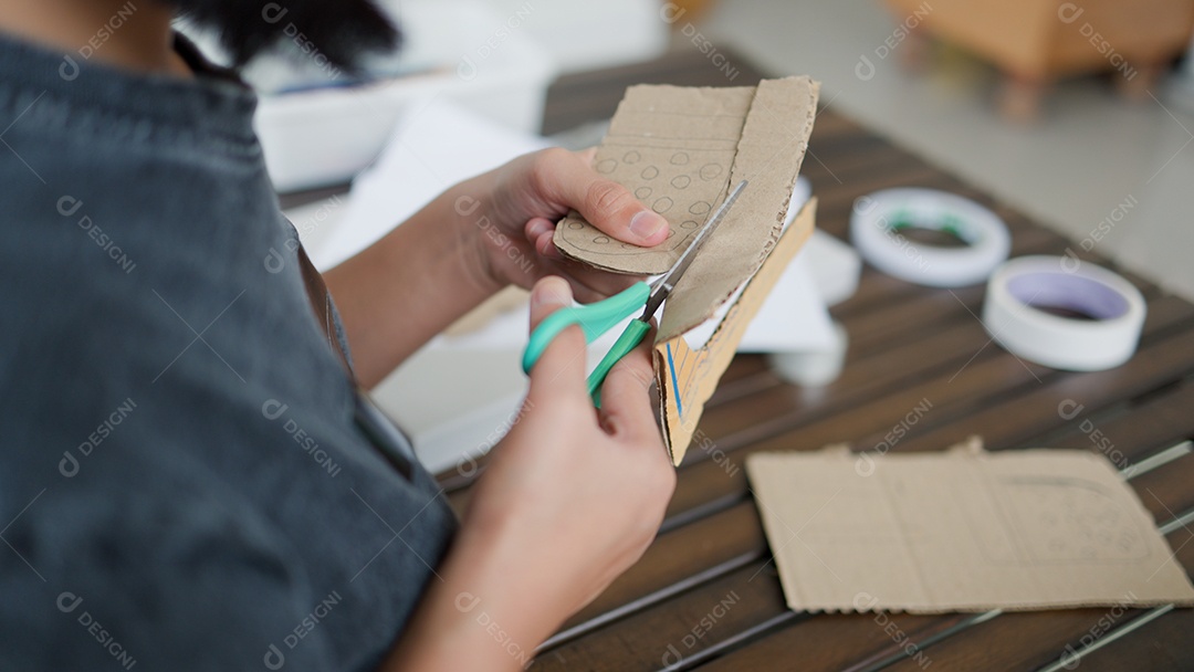 Meninas asiáticas fazendo atividades criativas de bricolage em casa