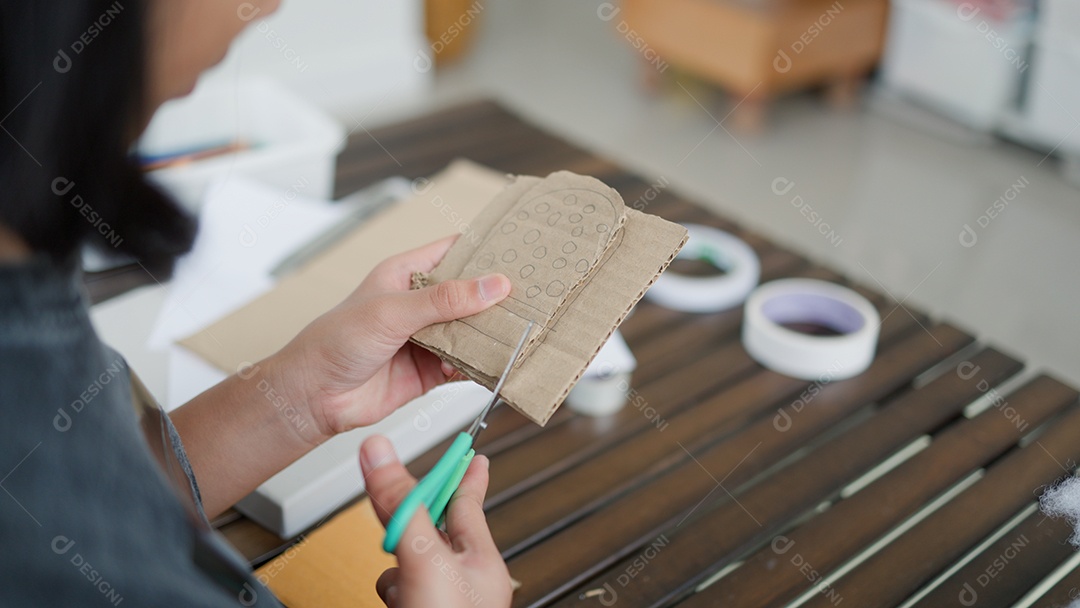 Meninas asiáticas fazendo atividades criativas de bricolage em casa