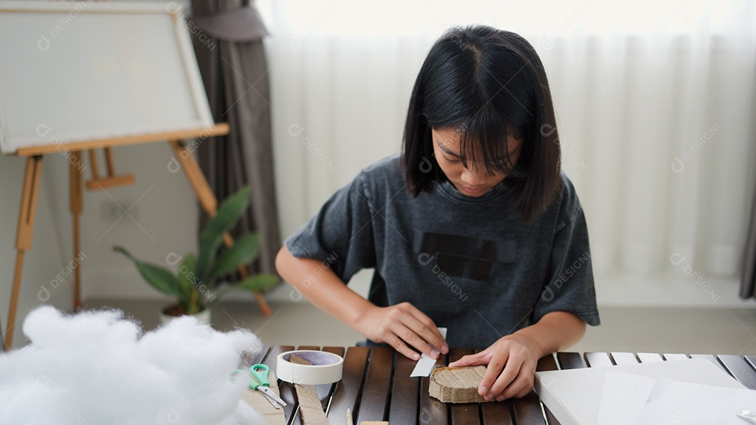 Meninas asiáticas fazendo atividades criativas de bricolage em casa