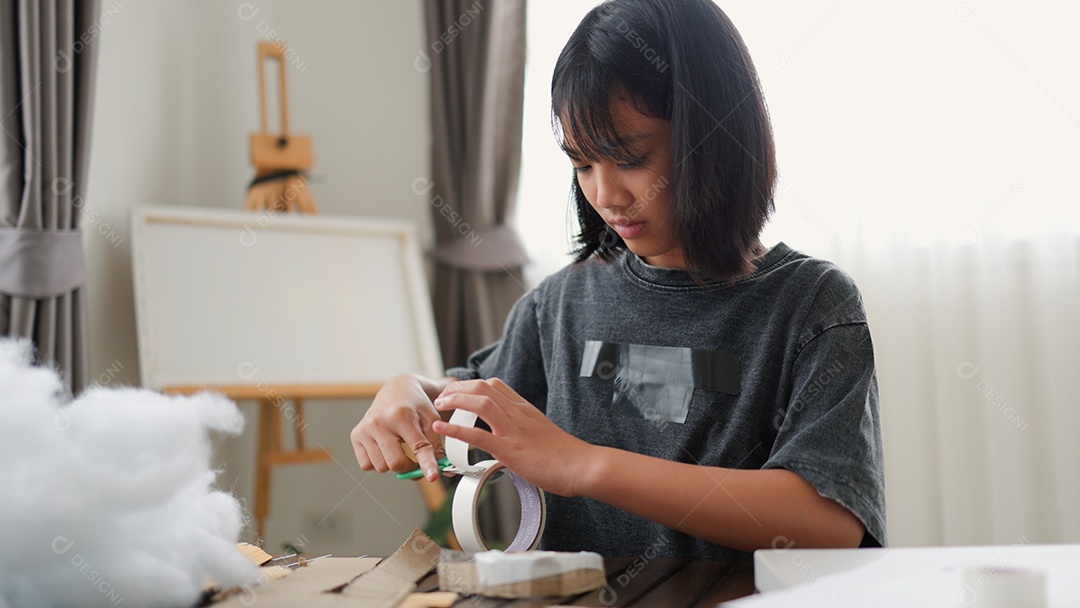 Meninas asiáticas fazendo atividades criativas de bricolage em casa