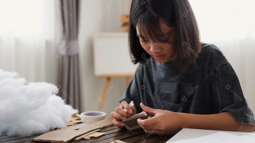 Meninas asiáticas fazendo atividades criativas de bricolage em casa