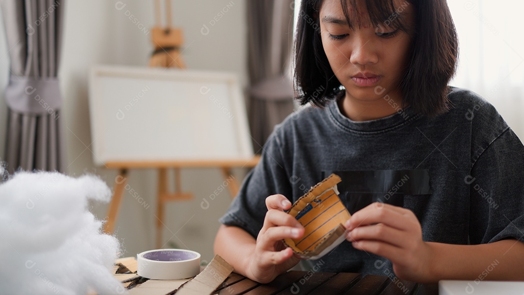 Meninas asiáticas fazendo atividades criativas de bricolage em casa