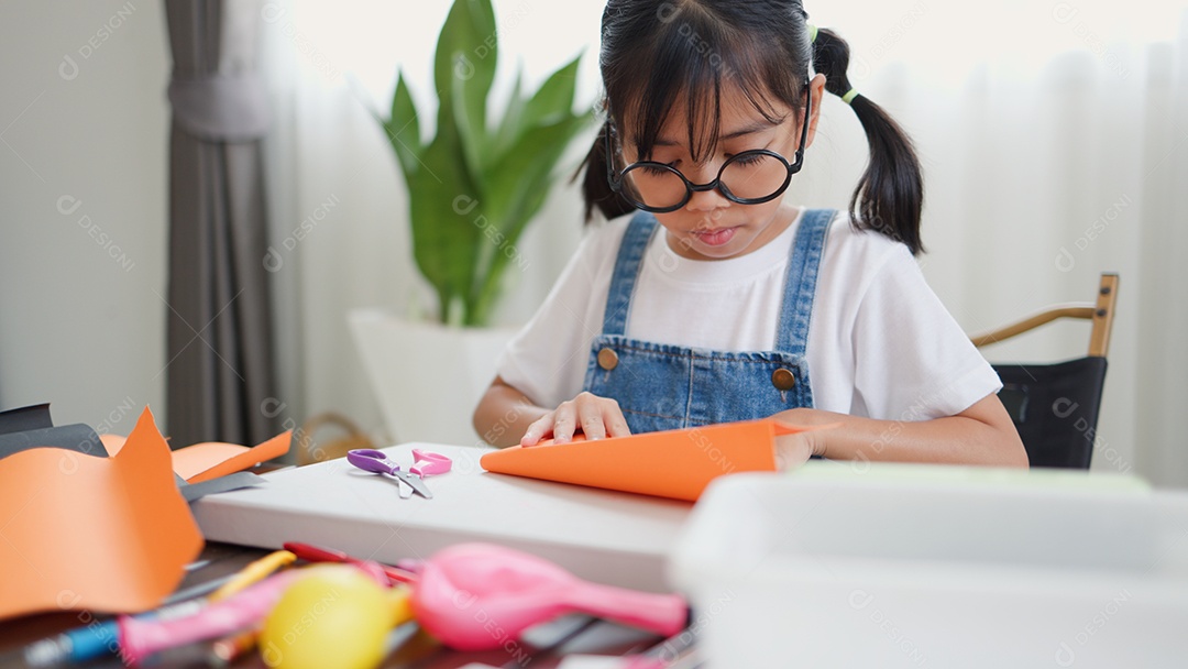 Meninas asiáticas fazendo atividades criativas de bricolage em casa